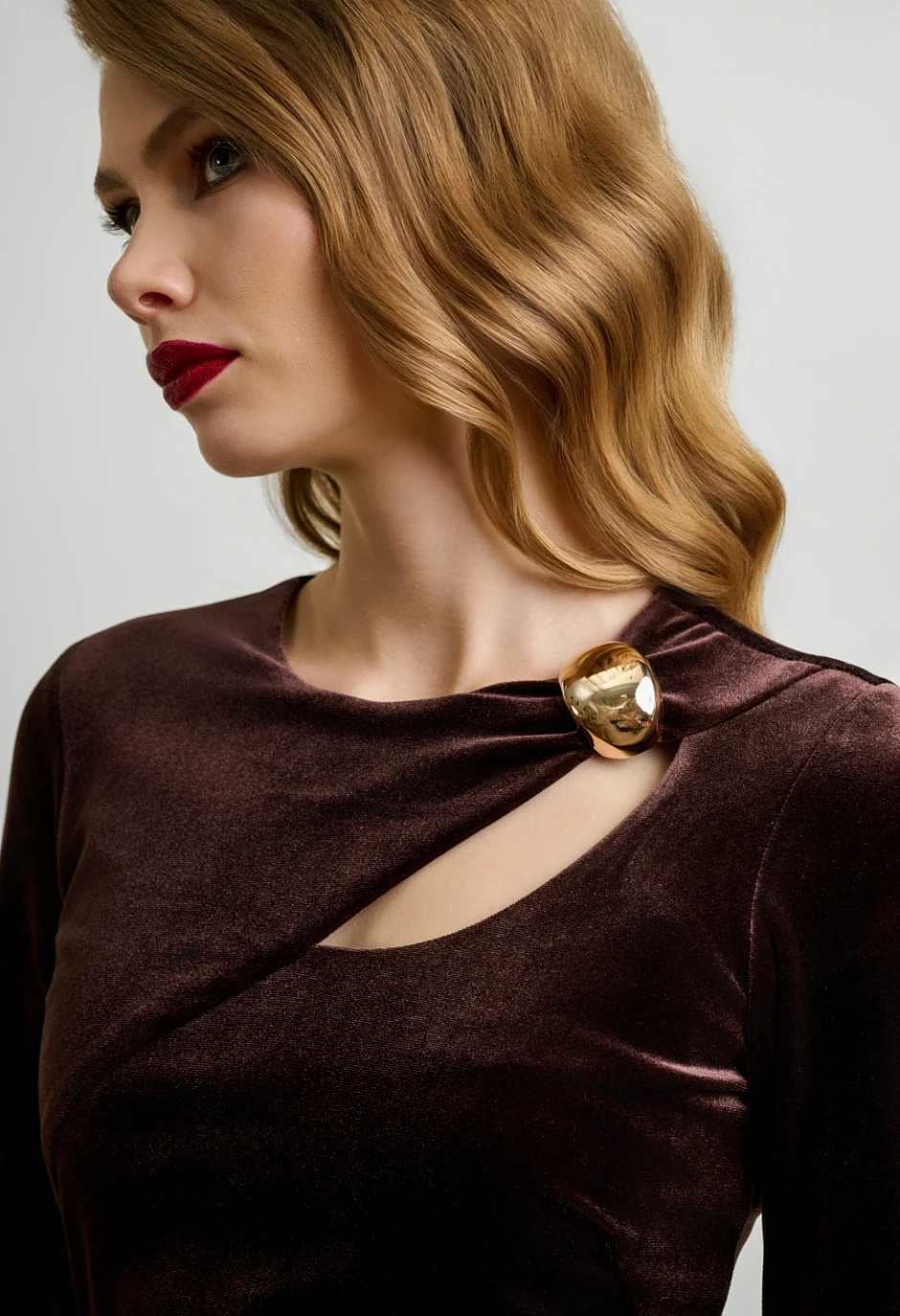 Βελουτέ midi φόρεμα με χρυσή λεπτομέρεια