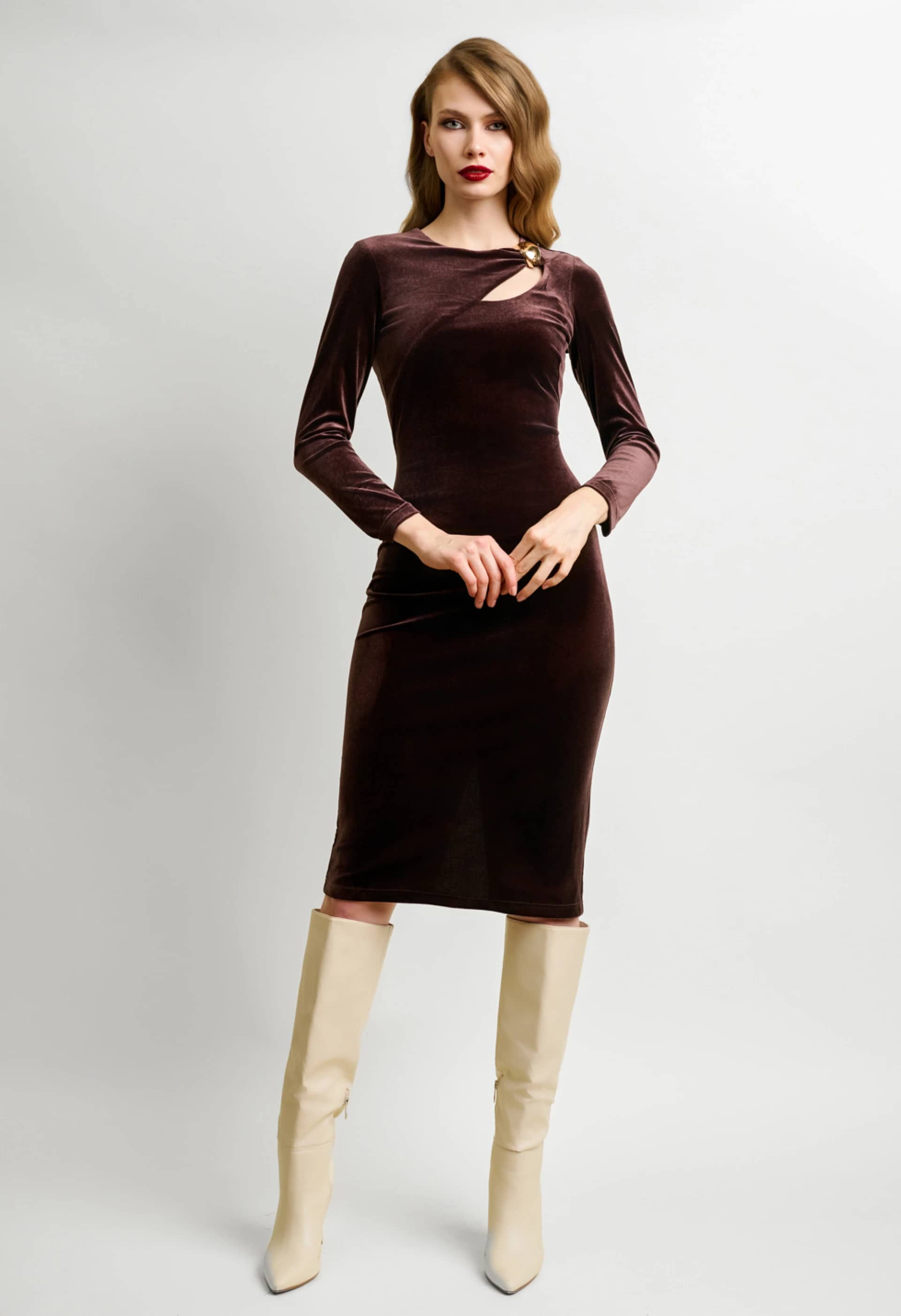 Βελουτέ midi φόρεμα με χρυσή λεπτομέρεια