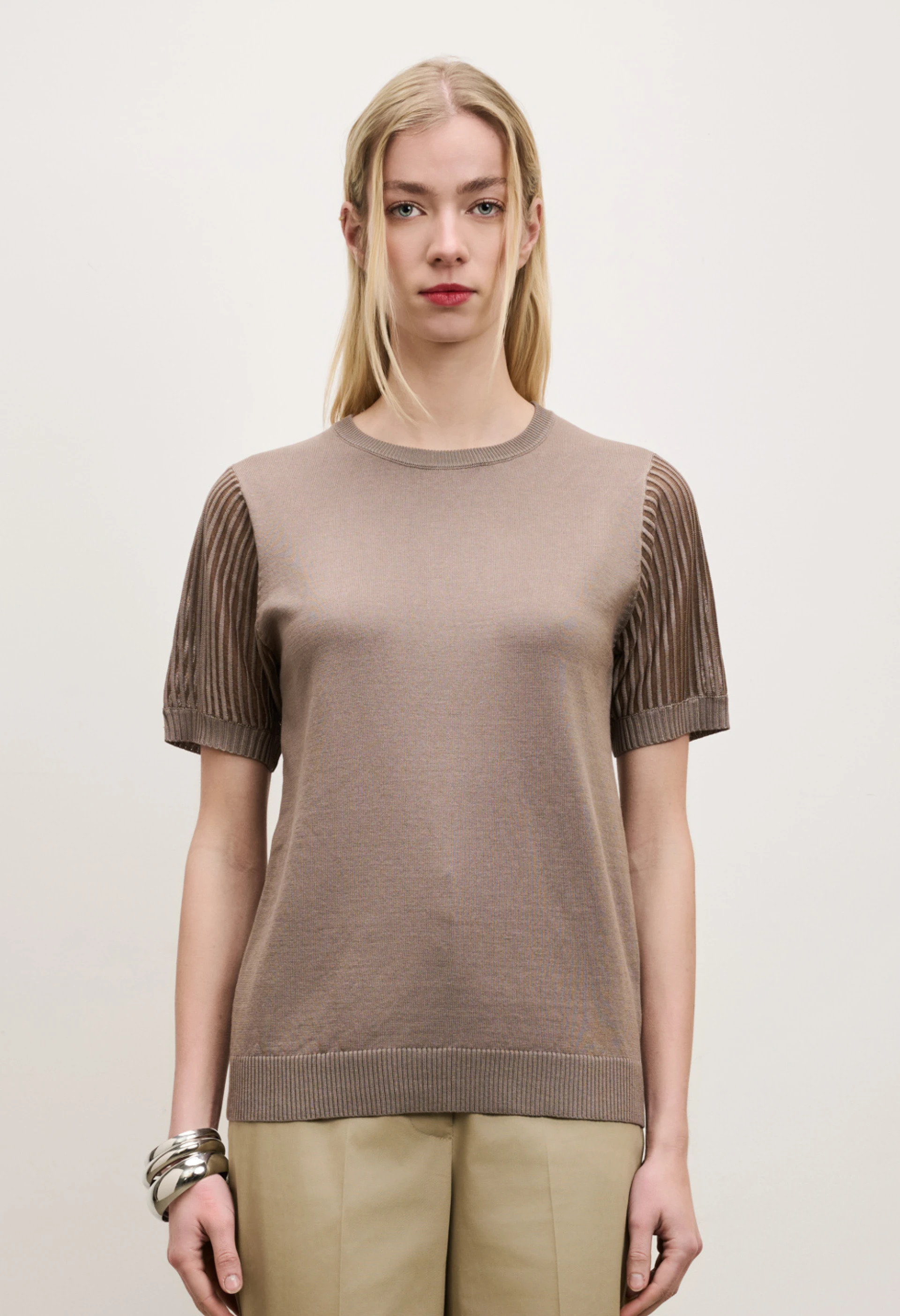 Πλεκτή μπλούζα με διάφανα μανίκια