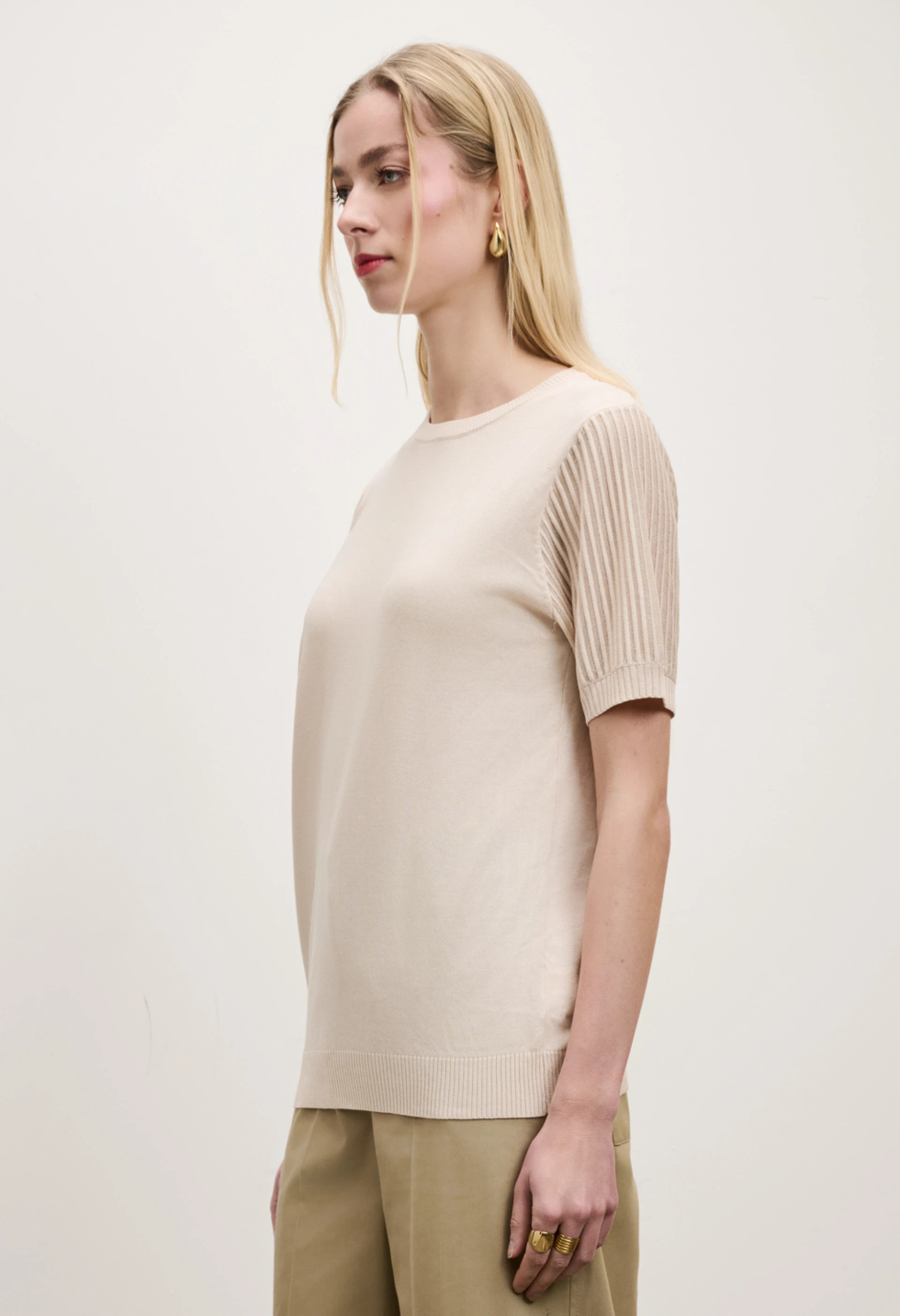 Πλεκτή μπλούζα με διάφανα μανίκια