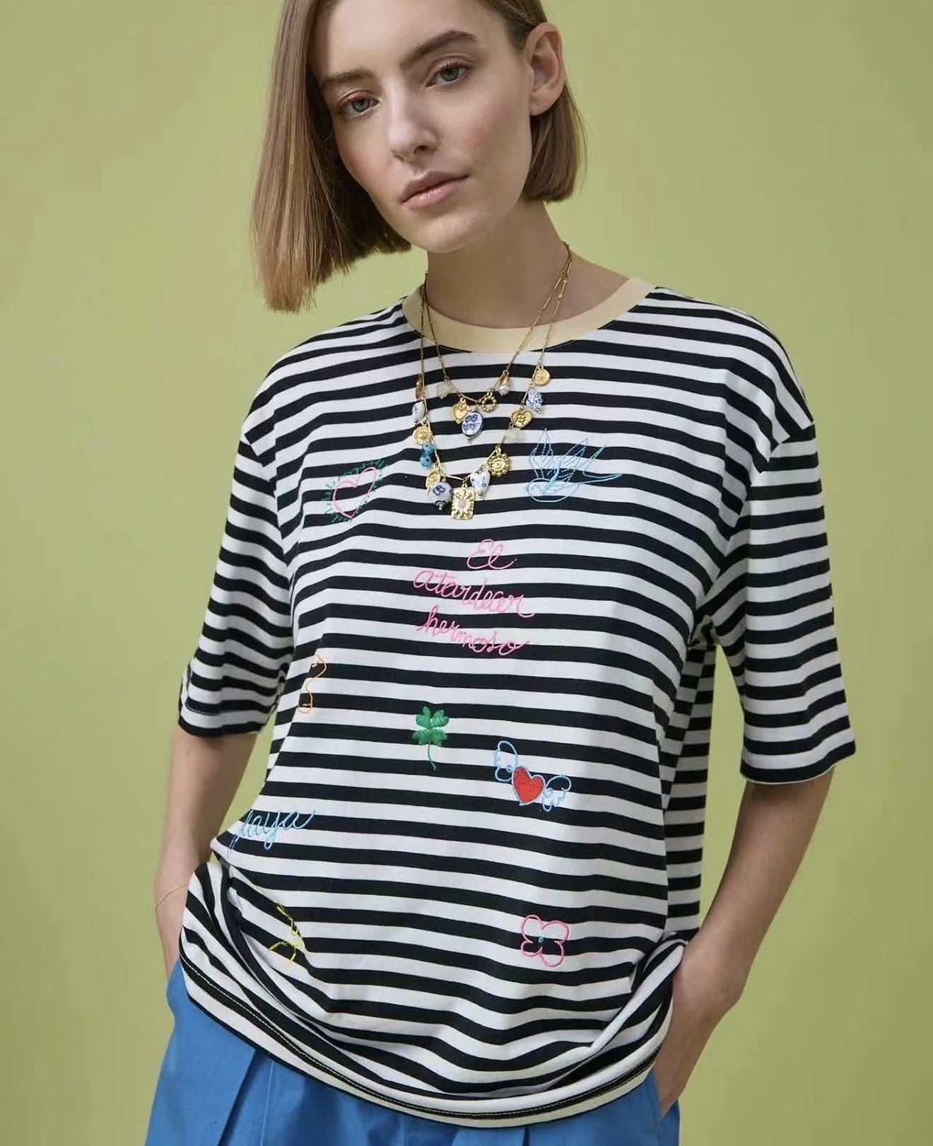 Ριγέ ασπρόμαυρη μπλούζα με σχέδια 